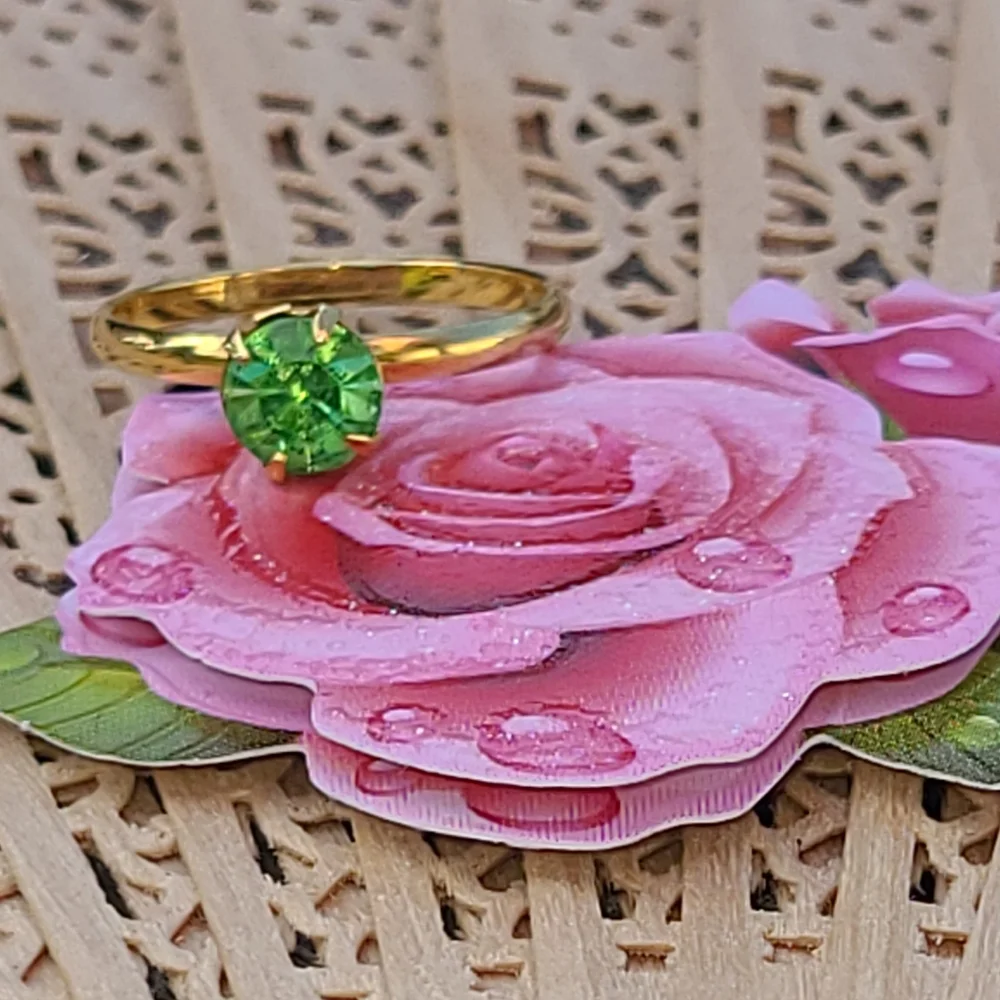 Size 7.5 ladies Retro Vintage Ring for sale green & gold